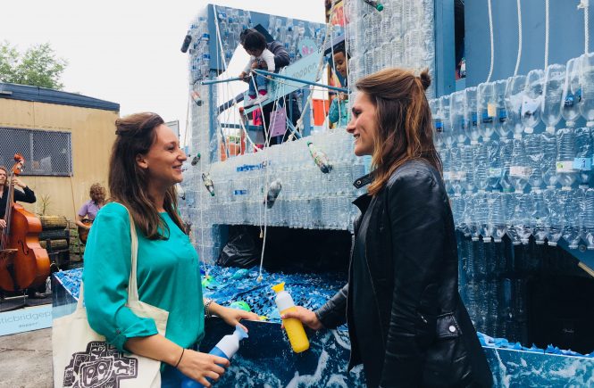 20-something bij Plastic Bridge Project van Dopper in New York